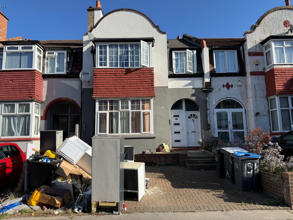 Lot: 70 - GROUND FLOOR FLAT IN CENTRAL LOCATION WITH GARDEN AND PARKING - View of front elevation from Norbury Crescent